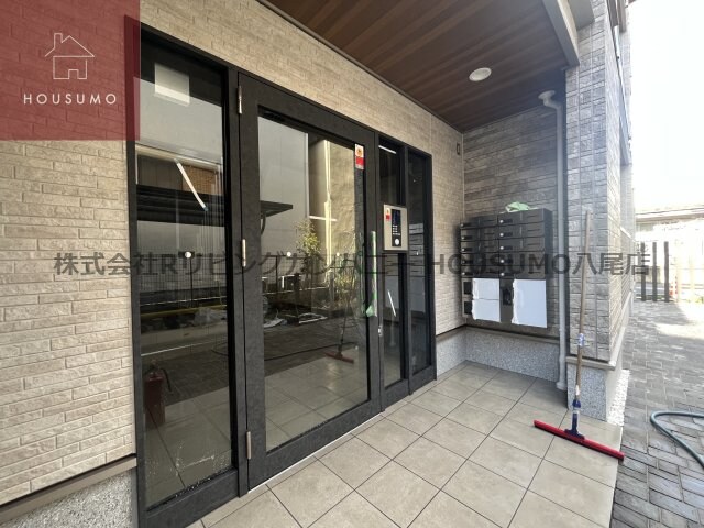 物件外観写真3　(清潔なエントランスです)