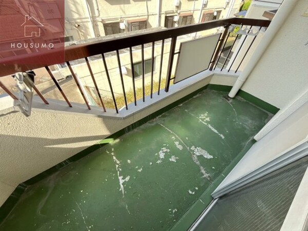 バルコニー(開放的で明るい空間を演出してくれるバルコニーです)