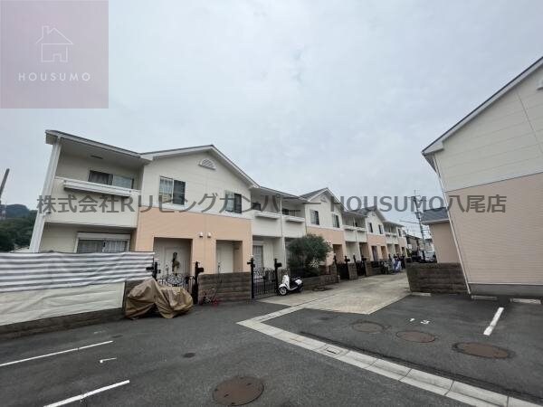 物件外観写真1　(落ち着いた雰囲気の外観です)