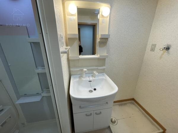 物件内観写真11　(独立洗面台、小物を置くことができて便利です)