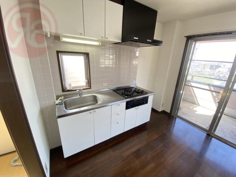 物件内観写真7　(コンパクトなキッチンで掃除もラクラク)