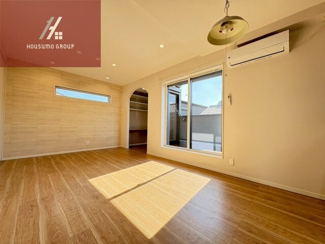 物件内観写真8　(ゆったりとスペースのある洗面所)