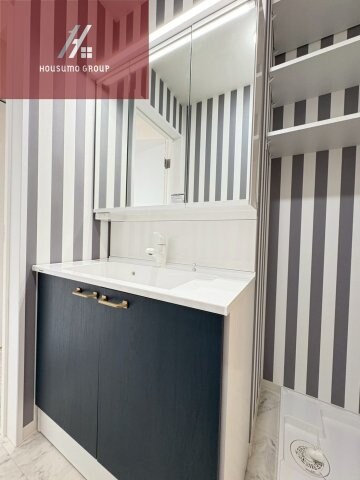 物件内観写真8　(広い洗面スペース)