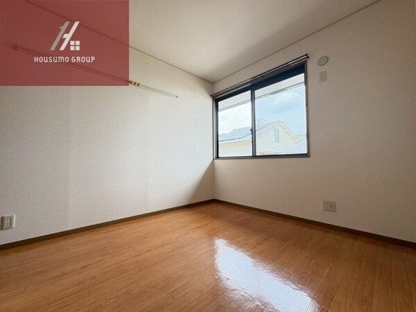 居室(こちらの居間で趣味の時間をお楽しみください)