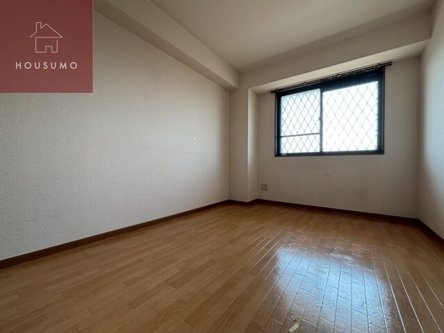 物件内観写真7　(広々とした洋室です)