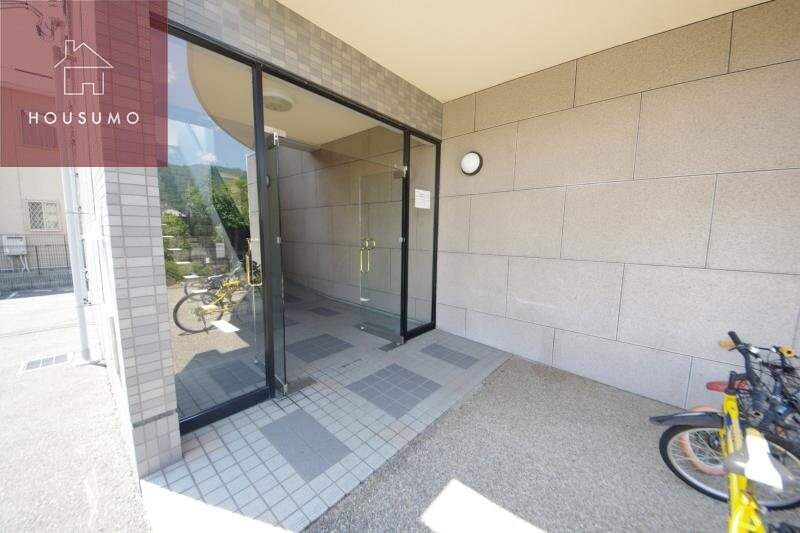 物件外観写真3　(落ち着いたエントランスです)