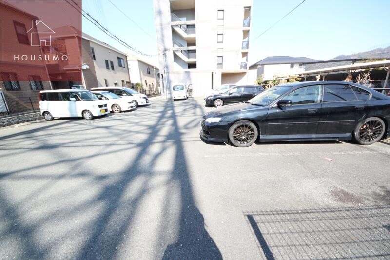 物件外観写真4　(駐車場があるので、車を買う予定の方も安心です)