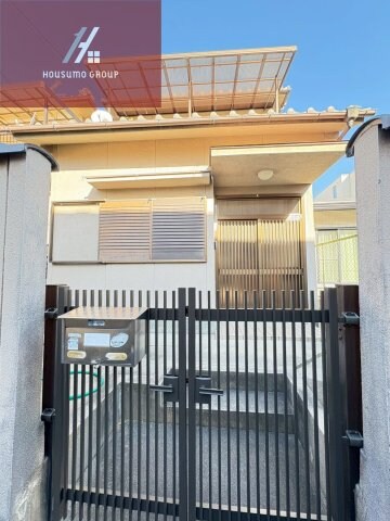 物件外観写真2　(清潔なエントランスです)