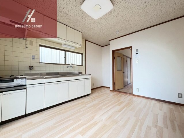 物件内観写真3　(ゆったりとした居間です)