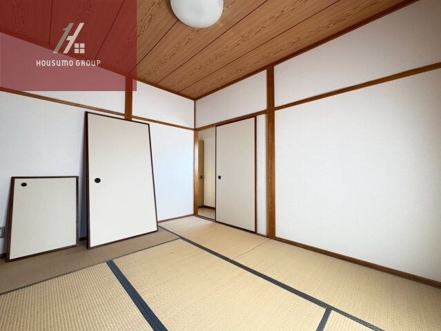 物件内観写真14　(和室がひろがる居住スペース)