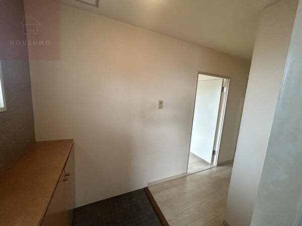 物件内観写真10　(ゆったりとした玄関です)