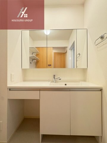 物件内観写真10　(ゆったりとスペースのある洗面所)