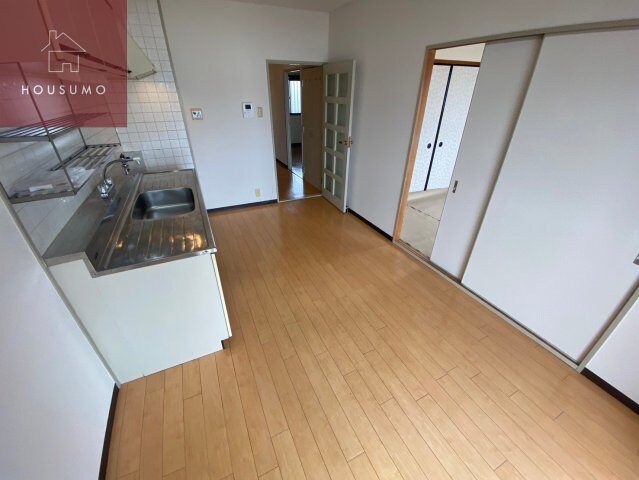 物件内観写真4　(ゆったりとした居間です)