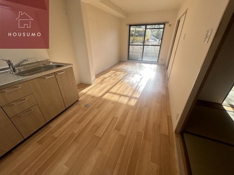 物件内観写真6　(こちらの居間で趣味の時間をお楽しみください)