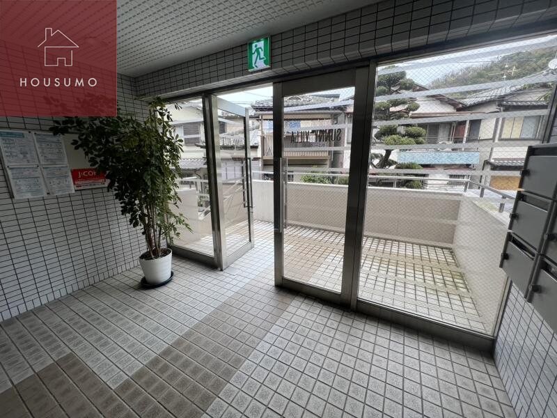 物件外観写真3　(落ち着いたエントランスです)