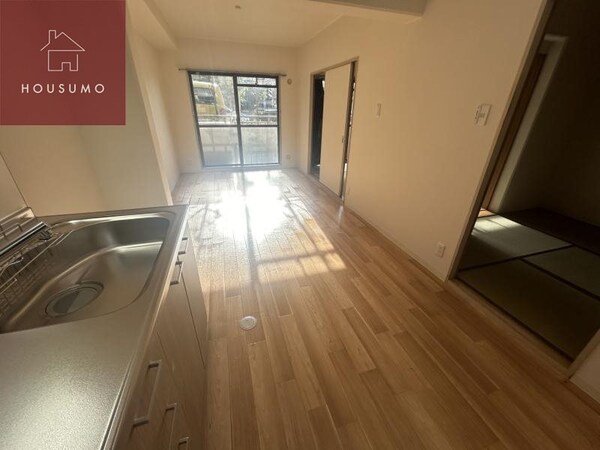 居室(こちらのリビングで趣味の時間をお楽しみください)