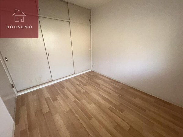 寝室(落ち着いた色調の寝室です)