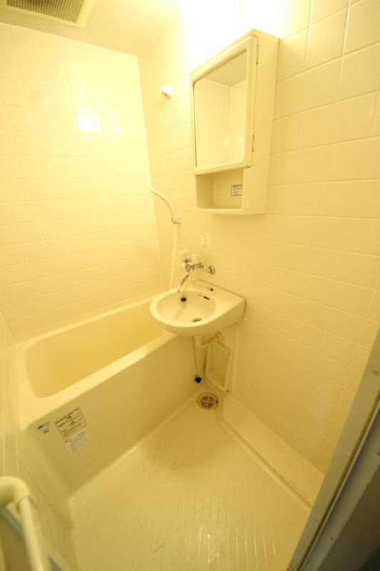 物件内観写真4　(日々の疲れを癒すお風呂付です)