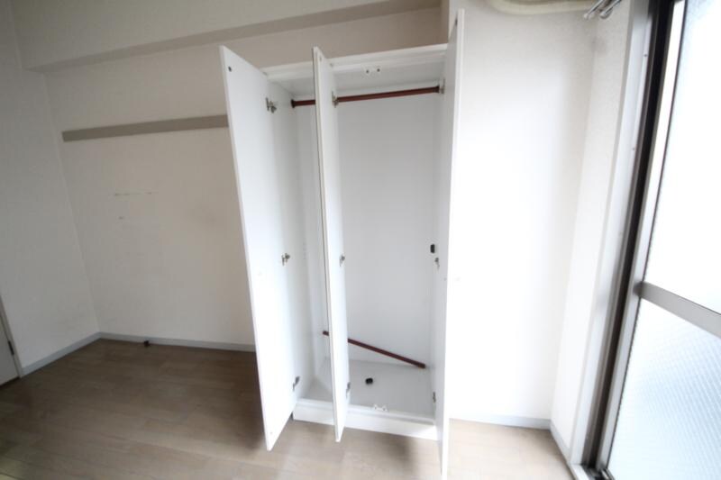 物件内観写真11　(大きなスペースがあり、収納には困りません)