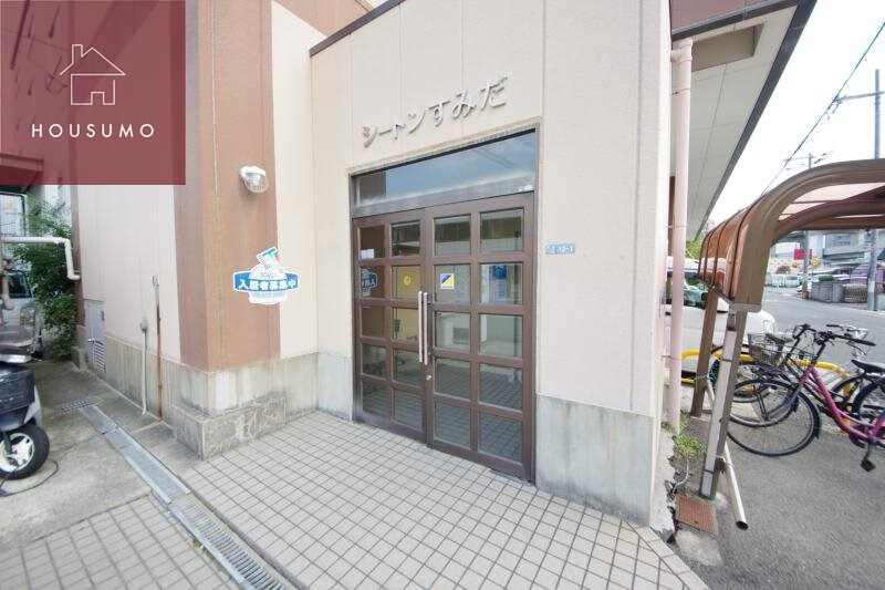 物件外観写真3　(落ち着いたエントランスです)