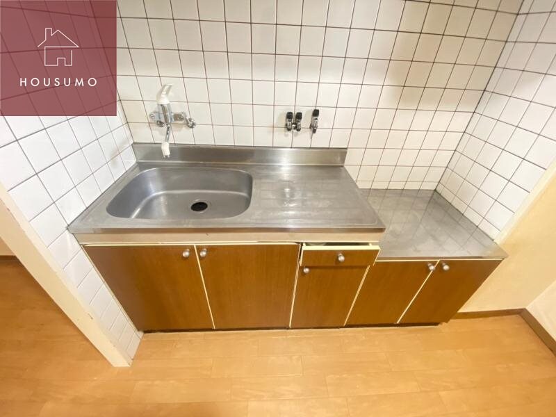 物件内観写真7　(コンパクトなキッチンで掃除もラクラク)