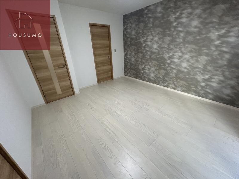 物件内観写真16　(こちらの居間で趣味の時間をお楽しみください)