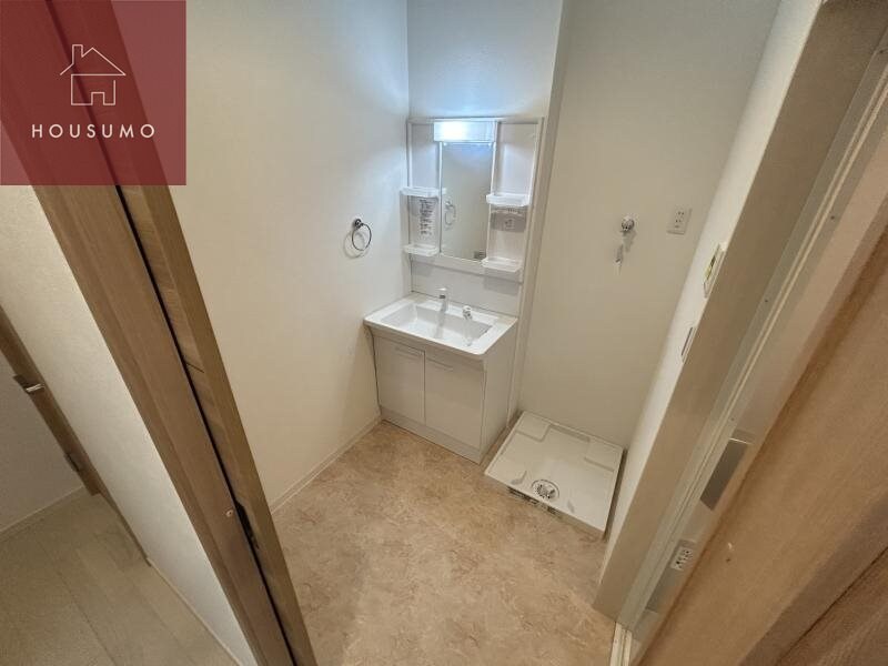 物件内観写真19　(広い洗面スペース)