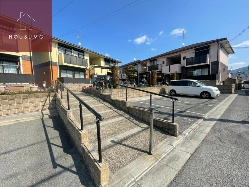 物件外観写真3　(清潔なエントランスです)