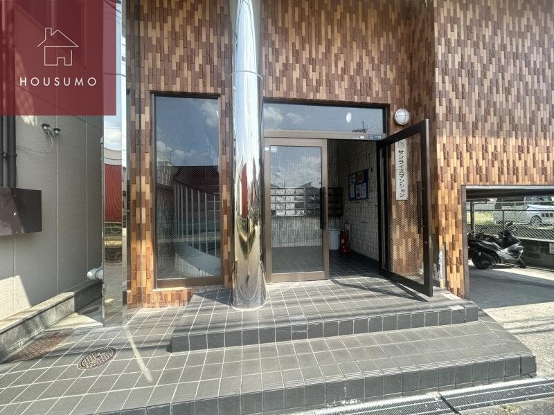 物件外観写真2　(落ち着いたエントランスです)