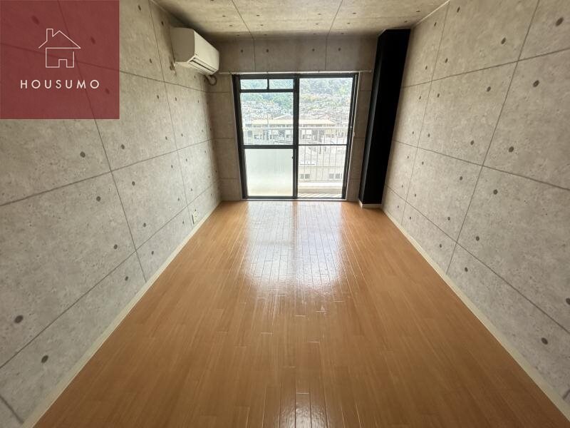 物件内観写真8　(広くて明るい寝室)