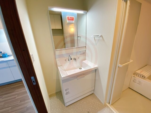 物件内観写真12　(独立洗面台あり、毎朝おしゃれに忙しい女性の方におすすめです)