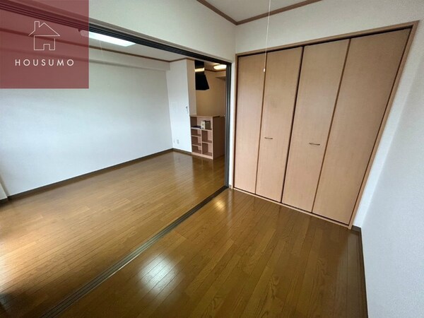 寝室(落ち着いて過ごせるお部屋なので、寝室にいかがでしょうか)