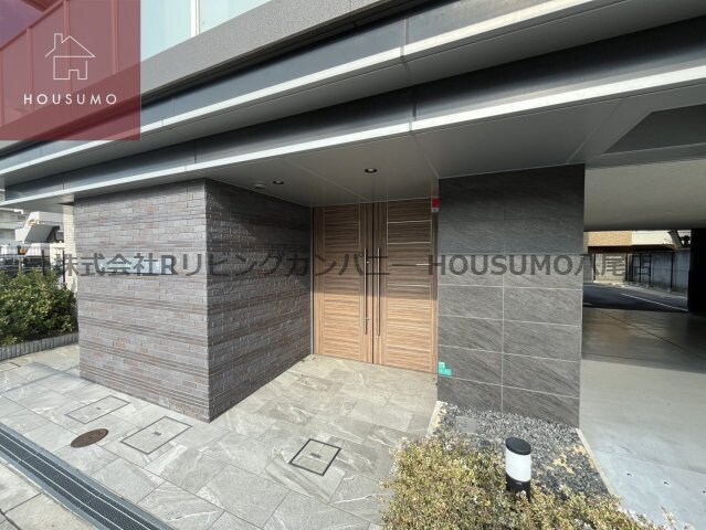 物件外観写真2　(ゆとりのあるエントランスです)