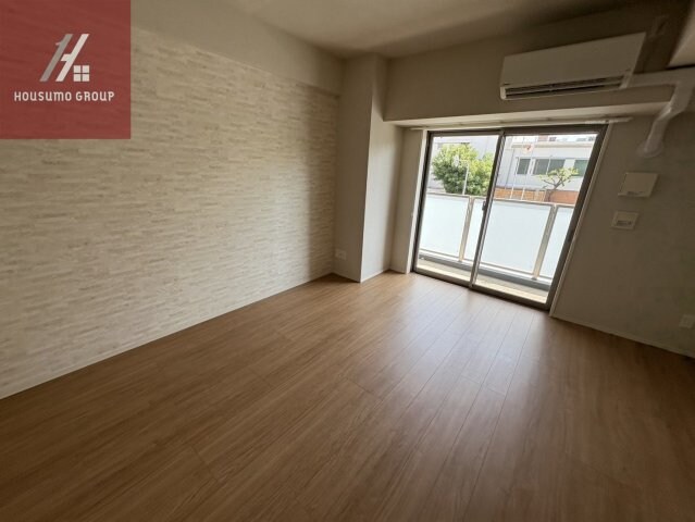 物件内観写真4　(ゆったりとした居間です)