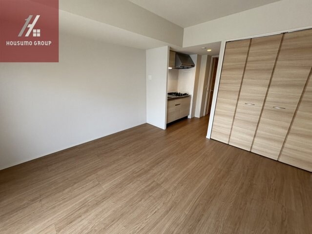 物件内観写真7　(広くて明るい寝室)