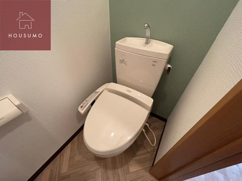 物件内観写真9　(ゆったりとした空間のトイレです)