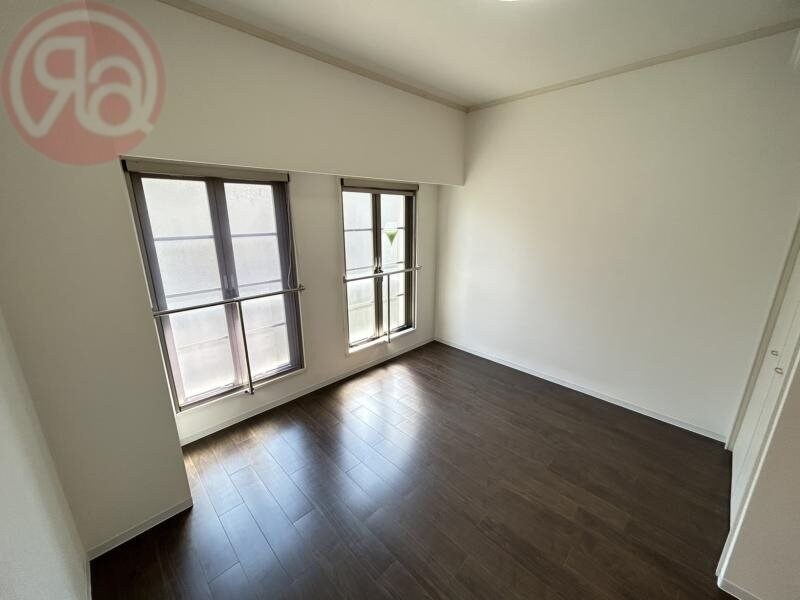 物件内観写真5　(こちらの居間で趣味の時間をお楽しみください)