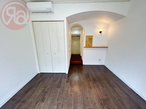 寝室(落ち着いた色調の寝室です)