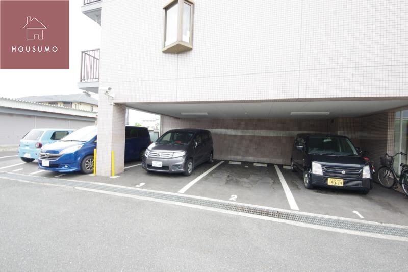 物件外観写真2　(駐車場があるので、車を買う予定の方も安心です)
