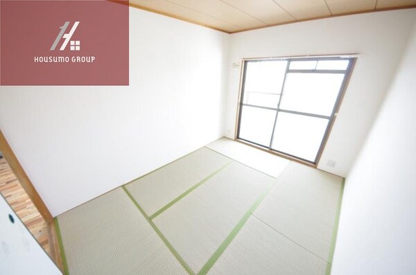 和室(和室ならではの温かな和の空間で寛ぎの時間を過ごせます)