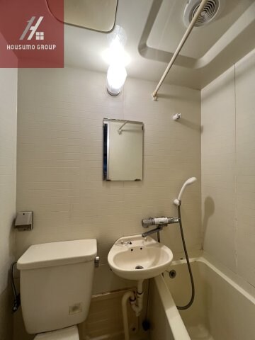 物件内観写真5　(広い洗面スペース)