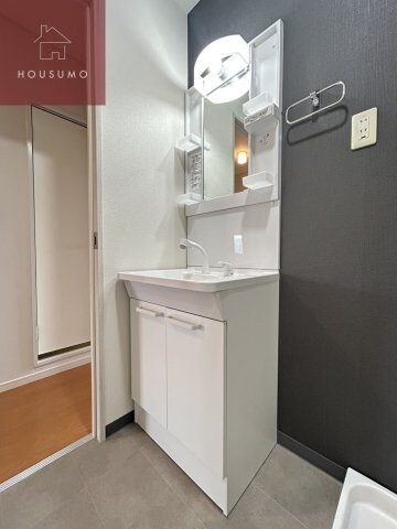 物件内観写真6　(独立洗面台あり、毎朝おしゃれに忙しい女性の方におすすめです)