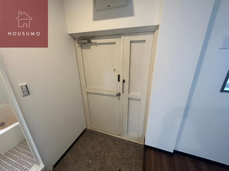 物件内観写真9　(ゆったりとした玄関です)