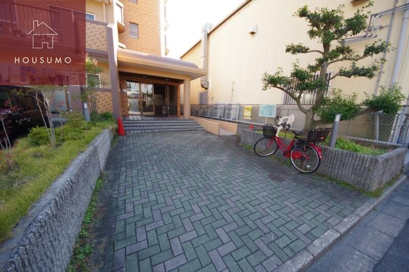 物件外観写真2　(落ち着いたエントランスです)