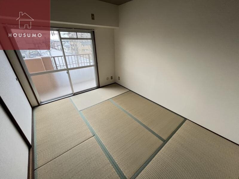 物件内観写真8　(落ち着いた色調の寝室です)