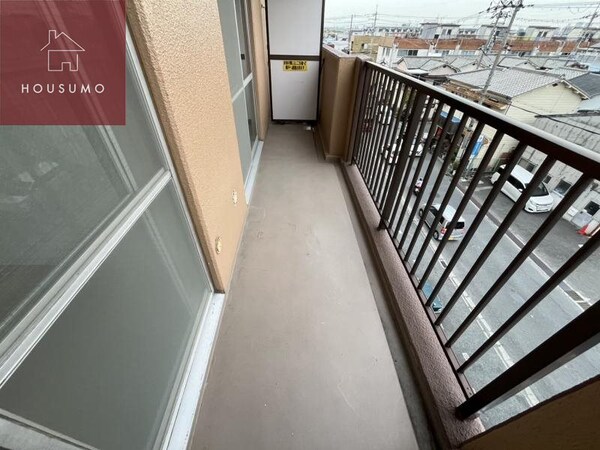 バルコニー(外からの目が気にならないバルコニーで洗濯物が干せます)