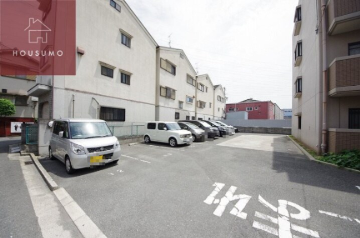 物件外観写真3　(駐車場完備です)