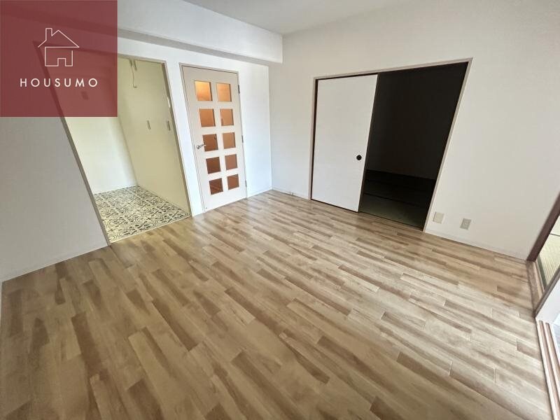 物件内観写真16　(こちらのリビングで趣味の時間をお楽しみください)