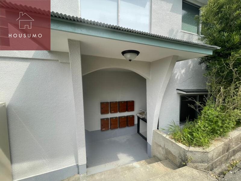 物件外観写真2　(ゆとりのあるエントランスです)