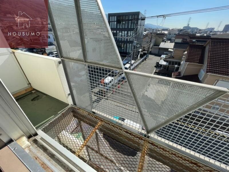 物件内観写真14　(開放的で明るい空間を演出してくれるバルコニーです)